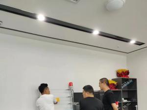 客户到公司考察，同事为其讲解