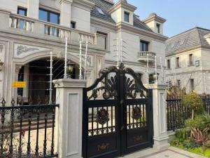 2个别墅项目的6线制电子围栏已全部安装完毕！辛苦项目部的同事们啦！