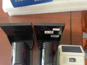 5套太阳能红外对射和太阳能警灯已装箱发出！