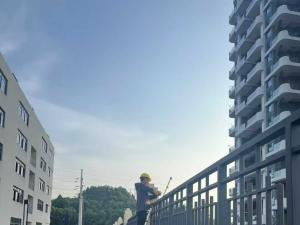 学校项目：4线电子围栏安装！辛苦项目部的同事们了