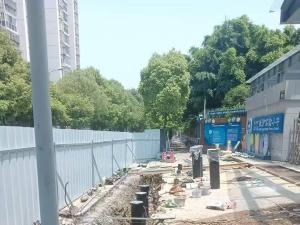 学校项目：10根全自动升降柱安装！